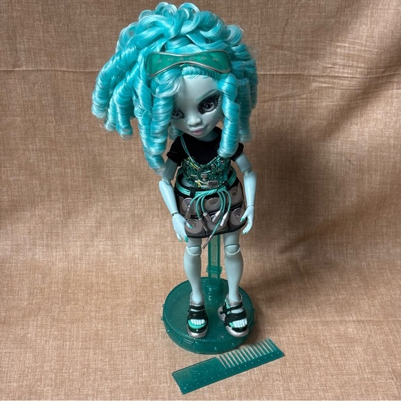 Rainbow High Shadow High Berrie Skies Blue Fashion Doll. Fashionable Outfit - Picture 3 of 6